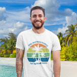 Anpassade Tropical Island Handflatan Träd Resa T Shirt<br><div class="desc">I denna coola personlig finns det tre handflatan träd silhuetterade mot en orange och blå himmel accentuerade med gult och grönt vid kusten. Anpassa resa för underbara familjen till-keepsaké för din kustutkomst i påsklov eller sommar- eller sjökryssningssemester.</div>