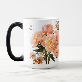 Anpassade vackra rosa peonyblommor namnmonogram magisk mugg