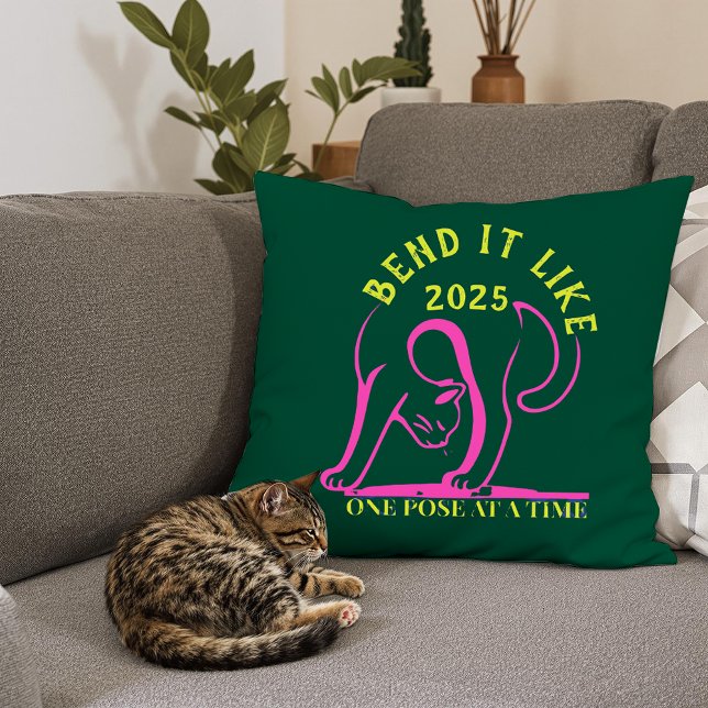 Anpassadet "Bend It like 2025" Yoga Cat Kudde (Skapare uppladdad)