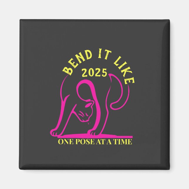 Anpassadet "Bend It like 2025" Yoga Cat Magnet (Framsidan)
