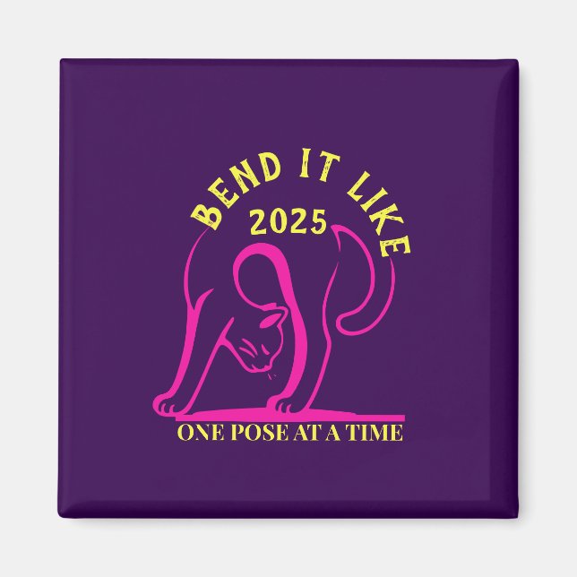 Anpassadet "Bend It like 2025" Yoga Cat Magnet (Framsidan)