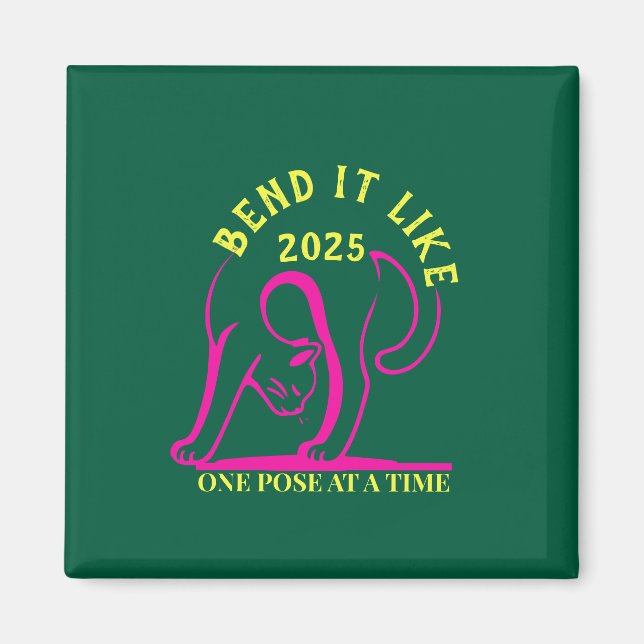 Anpassadet "Bend It like 2025" Yoga Cat Magnet (Framsidan)