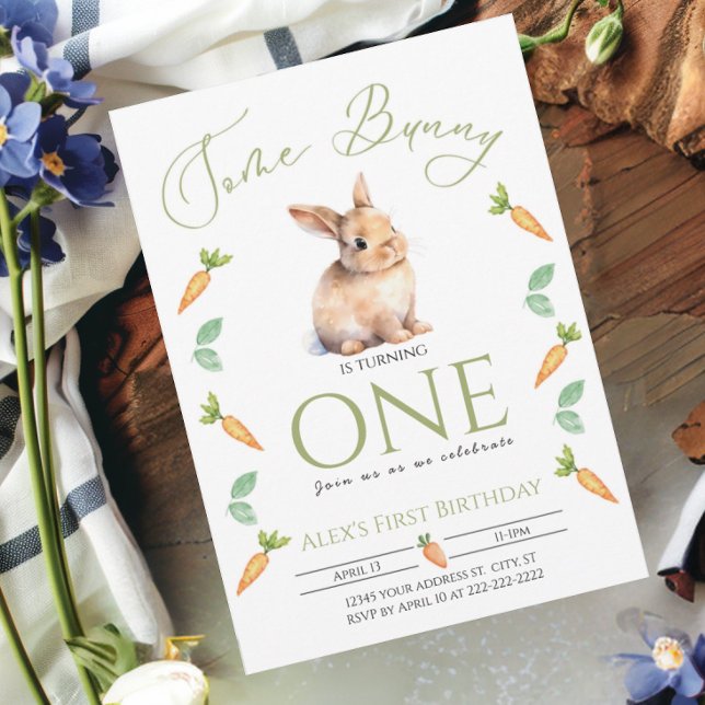 Anpassadet Carrots från Bunny First-födelsedagen Inbjudningar (Some Bunny Carrot Border with bunny 1st First Birthday invitation)
