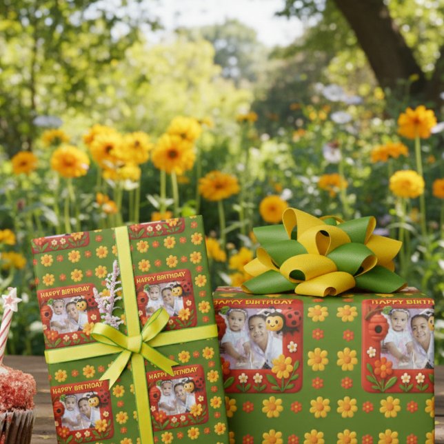 Anpassadet Cute Ladybug Birthday Photo Presentpapper (Skapare uppladdad)