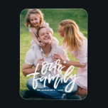 Anpassadet för vårt skript i familjen Hand Lettere Magnet<br><div class="desc">Visning ett av familjens speciella ögonblick med anpassadets fotomagnet. Den här fotomagneten har ett vitt,  handskript "vår familj". Anpassa genom att lägga till foton och text. Det här blir perfekt som en gåva från studenten.</div>