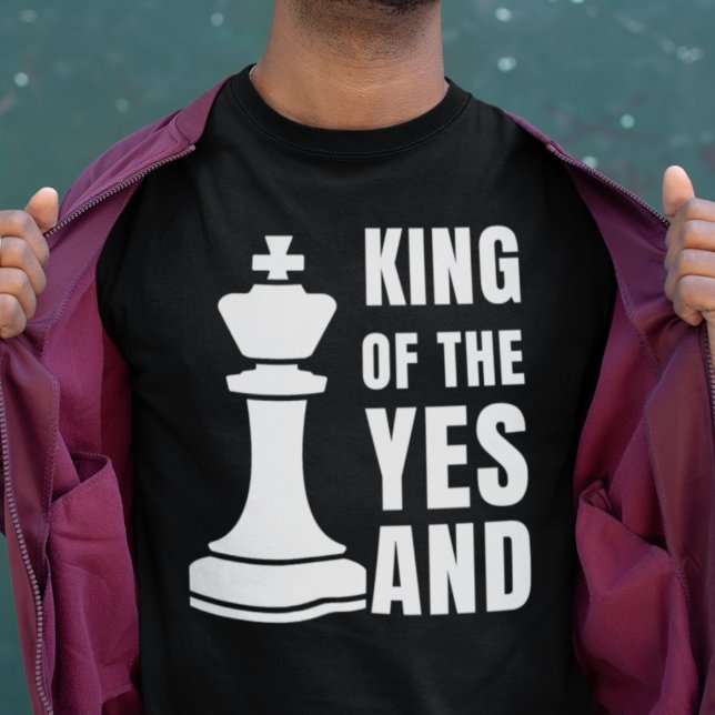 Anpassadet IMPROV CHess KUNG OF THE YAND T Shirt (Fun IMPROV shirt design with king chess piece. Text reads KING OF THE YES AND. Gift for comedians)