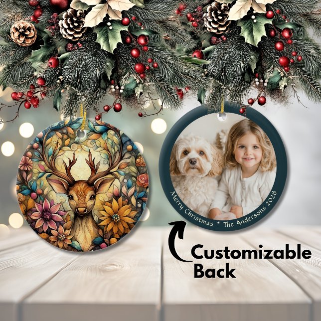 Anpassadet Juli med vetmisk renhet Julgransprydnad Keramik (Whimsical Reindeer Christmas Customizable Ceramic Ornament)