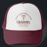 Anpassadet Maroon Guld Medical School Student Keps<br><div class="desc">Den här medicinska studenten-hatten i måndags och guld anpassningsbar har modern typografi för en klass på 2024 student. Anpassa med ditt studieår under Cadueus för sjuksköterska med underbar personlig eller doktor keepy för en läkare med examen.</div>