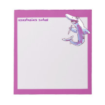 anpassadet med haj håller pennspinnar lustig teckn