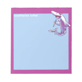 anpassadet med haj håller pennspinnar lustig teckn anteckningsblock