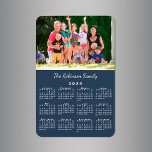 Anpassadet Photo Namn Navy Blue 2025 Calendar Magnet<br><div class="desc">Anpassa en 2025-kalendermagnet med de människor du kärlek. Byt ut exempelfotot och namn mot ett eget i sidlisten. Anpassningsbarna finns i ett modernt, vitt skriptteckensnitt. Under den är det en liten vit kalender på en marin blå bakgrund. Det gör en underbar anpassningsbar. Upphovsrätt till kalender © Claire E. Skinner. Alla...</div>