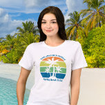 Anpassadet Tropiska ön Handflatan Träd Kvinnors T Shirt<br><div class="desc">I denna coola personlig finns damernas t-shirts med tropisk strand,  3 handflatan träd som är silhuetterad mot en orange och blå himmel accentuerad med gult och grönt vid kusten. Anpassa resa för underbara familjen till-keepsaké för din kustutkomst i påsklov eller sommar- eller sjökryssningssemester.</div>
