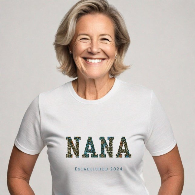 Anpassat år för Nana - blommigt för trendig T Shirt (Trendy NANA t-shirt with floral detail. Customizable year. This model is #generativecontent)