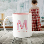 Anpassat namn 3D Monogram för modern Cute Roligt Två-Tonad Mugg<br><div class="desc">Cute Mongrammed mugg med ditt eget namn som en skuggbörjan i rött och rosa. Modern,  minimalistisk,  enkel och roligt,  den här typografidrivna designen ger en coola personlig-gåva!</div>