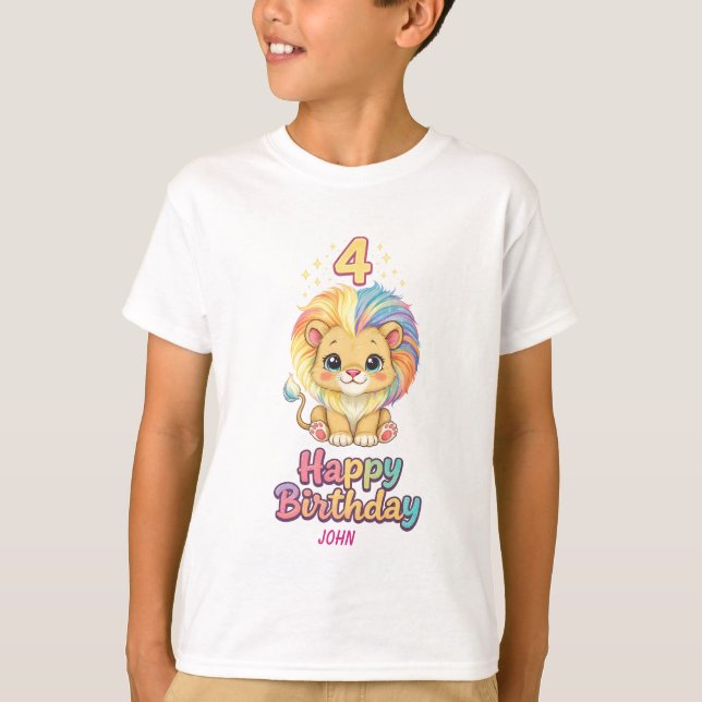 Anpassat namn 4-års födelsedag Söt lejon  T Shirt (Framsida)