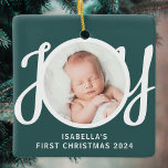 Anpassat namn Baby: Första julfotopatens Grönt Julgransprydnad Keramik<br><div class="desc">Det här söta Baby första julfoto Ornament är dekorerat med ord JOY i snyggtens skripttypografi på gröntens bakgrund. Anpassade enkelt med ditt foto,  namn och år.</div>