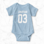 Anpassat namn Baby Sport Jersey Bodykostym Tee<br><div class="desc">Skapa din egen personlig fotbolls-baby-dräkt med eget namn och nummer. En oisex-anpassade idrottsbeskyddare, det är en söt presentidé för spädbarn eller nyfödda pojkar och flickor. Trendigets sportkläder för barn är lämplig för all idrott, inklusive fotboll, fotboll, volleyboll, baseboll, softball, basket och hockey. Klicka på Anpassa om du vill lägga till...</div>