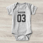 Anpassat namn Baby Sport Jersey Bodykostym Tröja<br><div class="desc">Skapa din egen personlig fotbolls-baby-dräkt med eget namn och nummer. En oisex-anpassade idrottsbeskyddare, det är en söt presentidé för spädbarn eller nyfödda pojkar och flickor. Trendigets sportkläder för barn är lämplig för all idrott, inklusive fotboll, fotboll, volleyboll, baseboll, softball, basket och hockey. Klicka på Anpassa om du vill lägga till...</div>