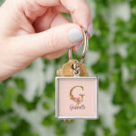 Anpassat namn Brev G Guld Foil  Rosa ros Fyrkantig Silverfärgad Nyckelring<br><div class="desc">Med det anpassade namnet Brev G Gold Foil  Rosa ros-designen blandas elegans utan tidslängd med blommigt med skuggande guld - perfekt för romantiska uttryck,  mjuk feminin stil,  personlig namn keepsakes och skräddarsydd party favors. Klicka på "Anpassa" om du vill lägga till ditt namn eller en älskad persons namn.</div>