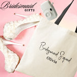 Anpassat namn,Enkelt skript Bridesmaid Bröllop Tygkasse<br><div class="desc">Vi presenterar vår "Bridesmaid Squad"-Personlig Tote Bag - perfektens blandning av stil, praktisk och hjärtlig uppskattning. Designad med kärlek och elegans har den här moderna tote-väskan "Bridesmaid Squad" i ett vackert skript och kan vara personlig med ditt brudgumms namn, skapar det som en enkel keepé. Perfekt för att du kan...</div>