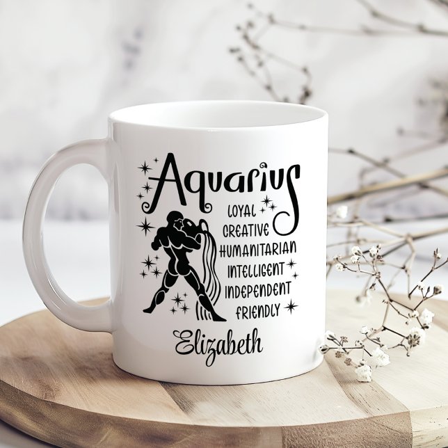 Anpassat namn för Aquarius Zodiac Horoscope Kaffemugg (Aquarius Zodiac Horoscope Custom Name Coffee Mug on a sunny boho wooden kitchen table)