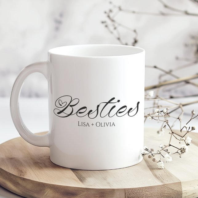 Anpassat namn för Besties bästa vän Kaffemugg (Besties Custom Name Best Friend Coffee Mug on a sunny boho wooden kitchen table.)