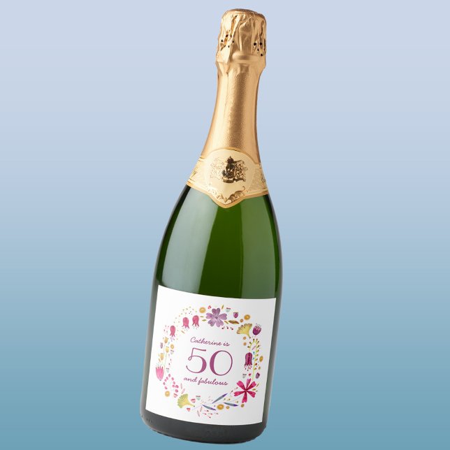Anpassat namn för Blommigten 50 och Fabulous Water (Floral personalized fifty and fabulous wine bottle label)
