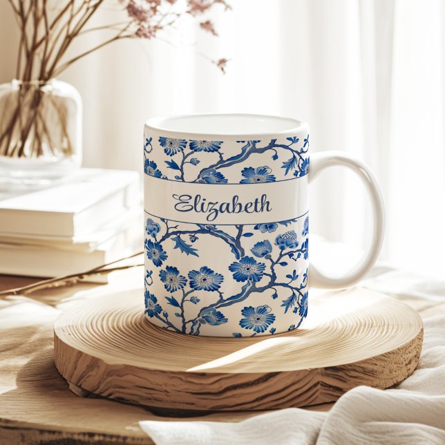 Anpassat namn för Blue Chinoiserie Blommigt Kaffemugg (Blue Chinoiserie Floral Custom Name Coffee Mug on a sunny neutral boho kitchen table.)