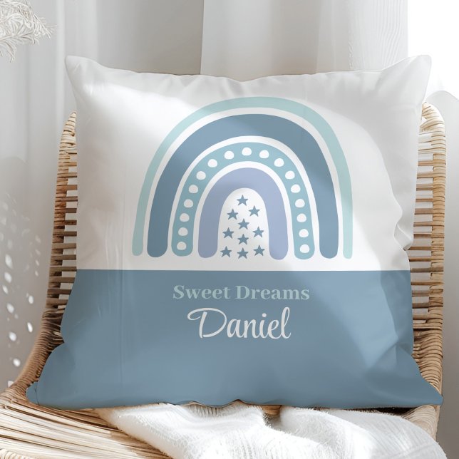Anpassat namn för Boho Blue Rainbow Dekorativ kudd Kudde (Boho Blue Rainbow Custom Name Throw Pillow on a sunny rattan chair.)