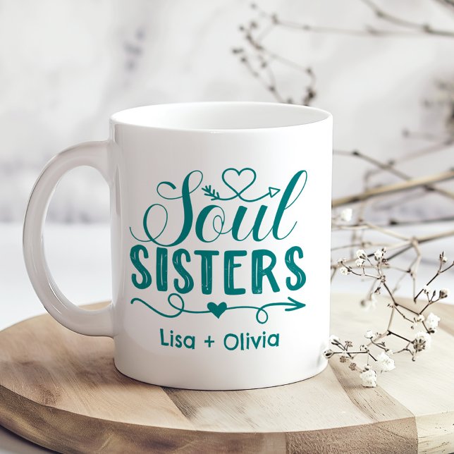 Anpassat namn för Boho Turcos Soul Sisters-skript Kaffemugg (Boho Turquoise Soul Sisters Script Custom Name Coffee Mug on a sunny boho wooden kitchen table.)