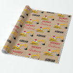 Anpassat namn för bygget av Lastbil Presentpapper<br><div class="desc">En söt illustration av en grävmaskin i gult leksak som hade en julhatt och dekorerade i julklapp ljus som grävde upp några julklappar med ord "God jul" och ditt eget namn på en brunt papper synbakgrund. Perfekt för byggandet av lastbil älskare i alla åldrar. En idealisk julomslutning papper för schavator...</div>
