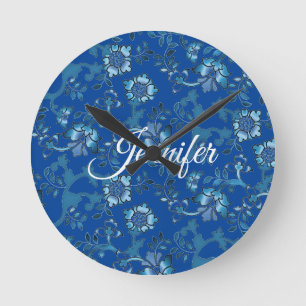 Anpassat namn för Calligraphy Elegant Blue Blommig Rund Klocka