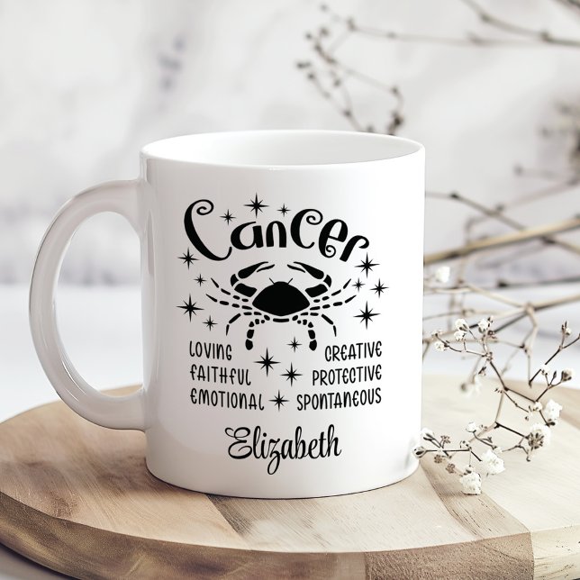 Anpassat namn för Cancer Zodiac Horoscope Kaffemugg (Cancer Zodiac Horoscope Custom Name Coffee Mug on a sunny boho wooden kitchen table.)