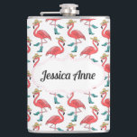 Anpassat namn för Coastal Cowgirl Flamingo Fickplunta<br><div class="desc">Den här lekande Cowgirl-kolven har en rosa flamingo i cowboystövlar och en halmhatt, redo att åka - eller party. Anpassa den med ett namn i ditt val av roligt Westernt inspirerat typsnitt, skapar den till en perfekt för din bijabystam, bachelorette besties eller Westernt kärleksfulla flickors besättning i helg. Underbar för...</div>
