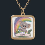 Anpassat namn för Cute Baby Koala Rainbow Guldpläterat Halsband<br><div class="desc">Den här fina utformningen har ett vackert baby koala mitt i en kraftig regnbåge som skapar en viskös och hjärtlig atmosfär. Perfekt för förskolor, spelrum eller annat utrymme där du vill sprida en känsla av . Den glatta och mångsidiga färg-paletten tillför inte bara ett lyckligt intryck utan symboliserar också det...</div>
