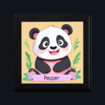 Anpassat namn för Cute Baby Panda Minnesask<br><div class="desc">Den här fina pandan kan anpassas med namn, skapar den till en verkligt unik och uppskattad följeslagare för din lilla vän. Ge är en personlig panda och tittar på när det blir en oskiljaktig del av ditt barns värld, som för kom i flera år ger leenden och varma minnen." 🐼...</div>