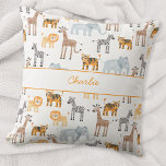Anpassat namn för Cute Baby Safari Animal Watercol Kudde<br><div class="desc">En vattenfärg baby lejon,  giraffe,  tiger,  zebra och elefantdjur safari mönster,  perfekt för lite djur älskare. Originalkonst av Nic Squirrell. Ändra namn för att anpassa sig. Gör en underbar gåva till nyfödd bebis.</div>