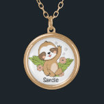 Anpassat namn för Cute Baby Sloth Guldpläterat Halsband<br><div class="desc">Cute Baby Sloth med löv och blommor. Perfekt för älskare, en utmärkt födelsedag, Julklapp och tillfälle. Enkel anpassning av prinsessan namn och typsnitt med hjälp av "Anpassningsknappen". Du kan också "Överför design till en produkt" på andra Zazzle-produkter och justera designen så att den passar de flesta Zazzle-objekt. Kolla in andra...</div>