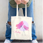 Anpassat namn för Cute & Girly Modern Rosa Flowers Tygkasse<br><div class="desc">Vackert och ömtåligt rosa vår blommor. Den här blommigten för elegant innehåller ett namn som du kan anpassa. Den runda formen och teckensnittets färg kan redigeras.</div>