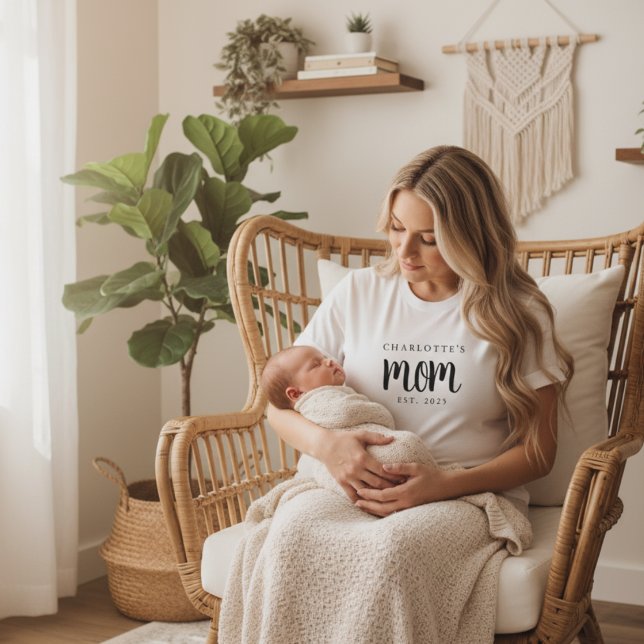 Anpassat namn för det moderna svarta skript som sk t shirt (simple black and white modern mom established date tshirt with baby name for new mama mothers day)