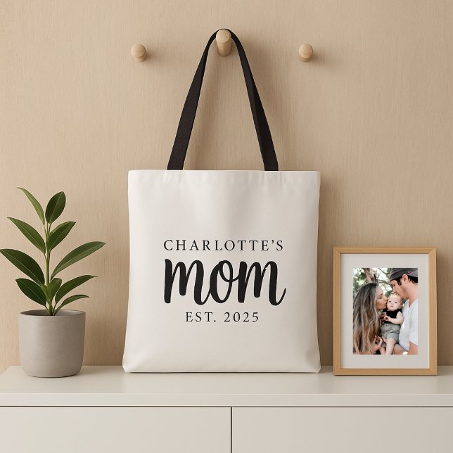 Anpassat namn för det moderna svarta skript som sk tygkasse (simple black and white mom established custom date and baby name tote bag for new mama mothers day)