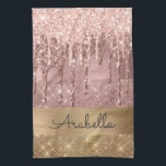 Anpassat namn för drivrutiner för Rosa ros Guld Gl Kökshandduk<br><div class="desc">Modern, lyx, ro guld glitter som droppar på guld för glitter i guld och ro i färg i rand i anpassningsbar, monogram kökshandduk för . Utformningen har faux gnistra glitter rand och borstad metall i guld och rosa ros guld färg glitter med namn eller mongram textmall. Ovanför rosa och ro...</div>