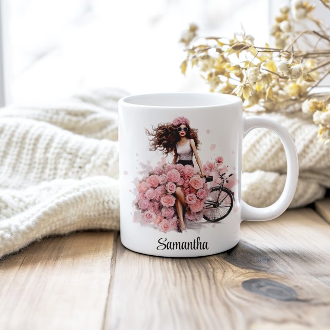 Anpassat namn för Dusty Rosa Peonies Mode-modell Kaffemugg (Dusty Pink Peonies Fashion Model Custom Name Coffee Mug on a neutral cozy wooden table.)