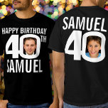 Anpassat namn för fotomall med 40 års födelsedag,  t shirt<br><div class="desc">Lycklig 40:e födelsedagstexten, anpassningsbarnas framsida och bakfoto, och namn på mörken färg på din egen t-shirt. Bild på 40:e personligen i fetstil, svart och kontrasterande garantidesign för vita födelsedag. Anpassa den här födelsedagskjortan med två fotografier av födelsedagskalkylen i mitten på siffran 0 på framsidan och baksidan perfekt för ett tidigare...</div>