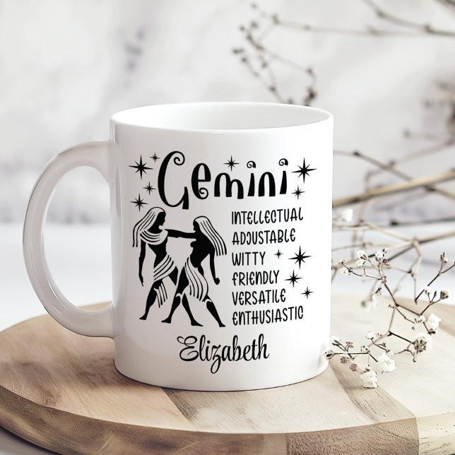 Anpassat namn för Gemini Zodiac Horoscope Kaffemugg (Gemini Zodiac Horoscope Custom Name Coffee Mug on a sunny boho wooden kitchen table with tiny flower)