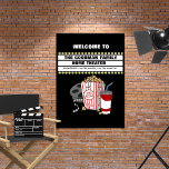 Anpassat namn för hemmabio oinramat poster<br><div class="desc">Den här söta poster är perfekten som läggs till på vilken hemmabio som helst. Den har en filmrulle, popcorn, soda och en filmmarkeringsram för anpassningsbar på en svart bakgrund. Anpassa enkelt filmmarkeringsramen med namn eller annan text. Denna oinramade poster finns i många olika storlekar för att passa storlekt ramar till...</div>