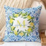 Anpassat namn för italienska Citrus & Blue Tiles M Kudde<br><div class="desc">Lägg till en personlig till din hemdekanter med det här namnet monogram dekorativ kudde, inspirerat av den italienska keramikens och mediterrana citrusfruktodlarnas charm. Med en fantastisk vattenfärgsdesign av intrikat blå plattor, en blommande citron träd gren och färska citrusfrukter, exuderar denna kudde tidlös elegans. Anpassa den med ditt namn eller monogram...</div>