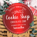 Anpassat namn för jultomten Cookie Shop Runt Klistermärke<br><div class="desc">Tomtens kaka med anpassningsbar ungar namn. Roligtens klistermärken att lägga till i barngåvor! Sana bakade kakan bara för anpassningsbarnas barn namn eller namn. En roligt som tillägg till helgdag-cookie-gåvor.</div>