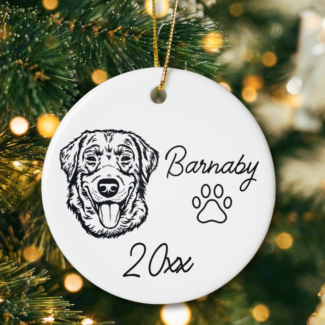 Anpassat namn för Labrador Retriever Hund och årsl Julgransprydnad Keramik (Labrador Retrieve Dog Custom Name and Year Ornament with Paw Print. Black and White Line Art Modern)