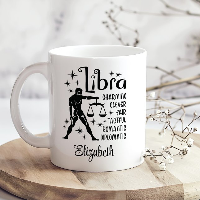 Anpassat namn för Libra Zodiac Horoscope Kaffemugg (Libra Zodiac Horoscope Custom Name Coffee Mug on a sunny boho wooden table with tiny white flowers)